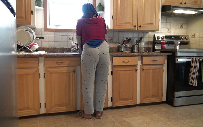 Souzan Halabi: Сирийская жена позволяет 18-летнему немецкому пасыну трахнуть ее на кухне