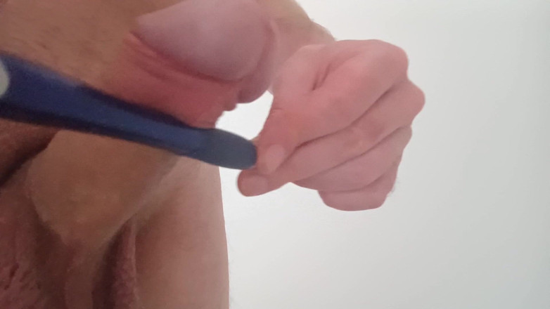 Ed Eden: Masturbazione con le matite