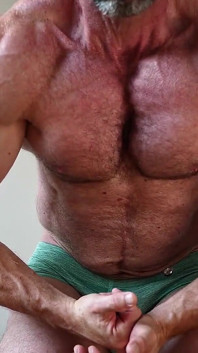 Madison si flette e mette i suoi muscoli in slip