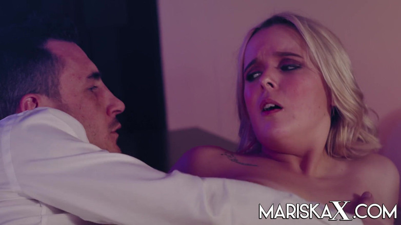 Mariska x: MARISKAX. Milf Cherryl Kitten tar en kuk upp i röpan