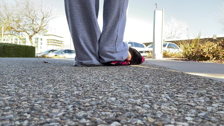 Tan feets: सार्वजनिक चप्पल के बाहर tanfeets प्राकृतिक नाखूनों के साथ छेड़ती है