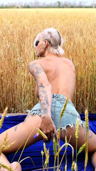 Cuplu de amatori sex într-un câmp de grâu, spermă în pizdă, schimb de spermă, spermă curată, globuri de zăpadă