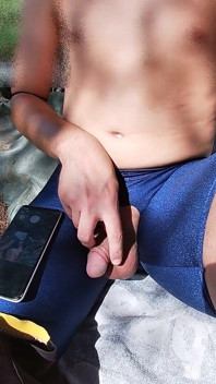 I Take My Cock Out in Front of a Group of People to Show off My Body and Start Masturbating