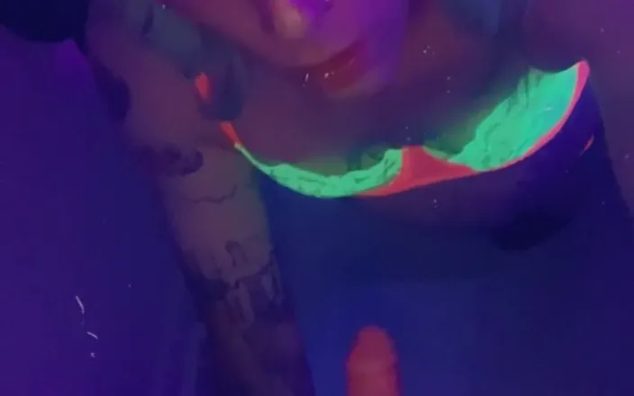 CarmenMelatonin: Sexy party girl wants to fuck