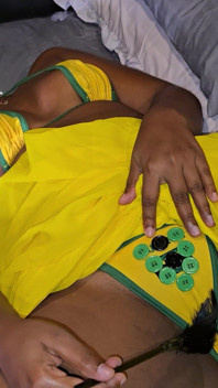 Sheron yellow si ratu pantat bahenol lagi asik muasin memeknya pakai dildo ukuran 13 cm