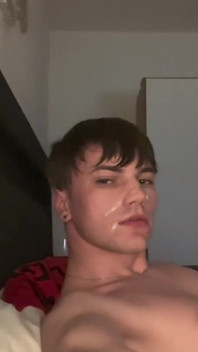 Quente twink boy masturbando e gozando em seu rosto fofo