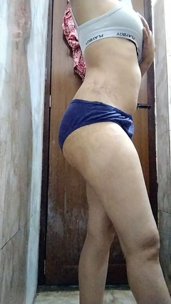 Hermanastra india Ko Nahate Hue, Hota india
