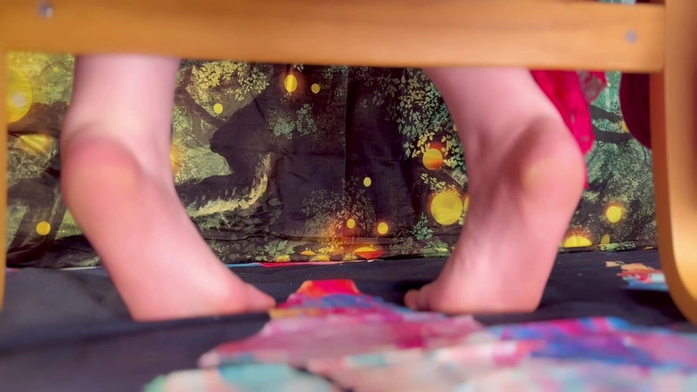 MissFFW: ミス・FFW、裸足でセックスされる、彼は彼女の足元に射精する