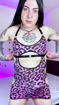 Trans ragazza nel suo vestito corto cavalca un enorme dildo e viene