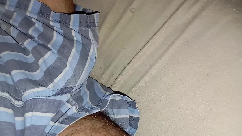 Elvissc: Il cazzo insaziabile di questo ragazzo viene masturbato con i...