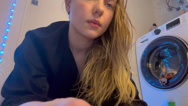 JuiceLussie: Baş aşağı mastürbasyon yapıyor ve amını parmaklıyor