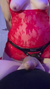 Ele goza duro enquanto eu fodo sua bunda