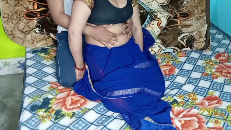 Manjushukla: Bhabhi baru seksi dalam warna biru Sari.