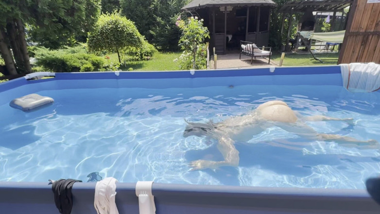 Emeli: Outdoor Pool Play