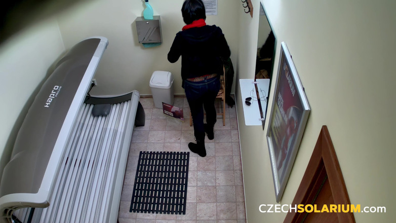 Czech Solarium: Czech Solarium 24: สาวสีผมบรูเน็ตเริ่มเล่นกับหีของเธอในโซลาเรียม
