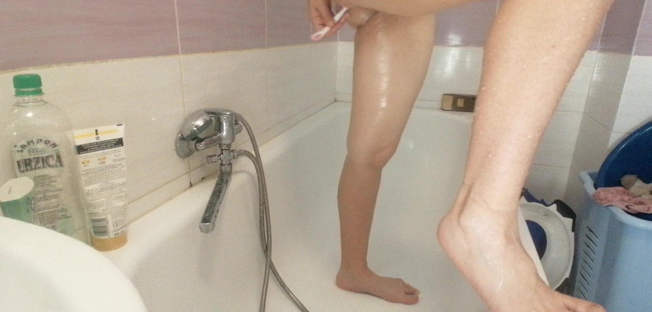 Amateur_MS: Esposa sexy depila o cabelo da buceta
