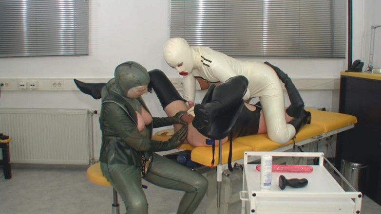 Rubber & Clinic Studio - 1ATOYS: Kinky rubberen kont vuistneuken