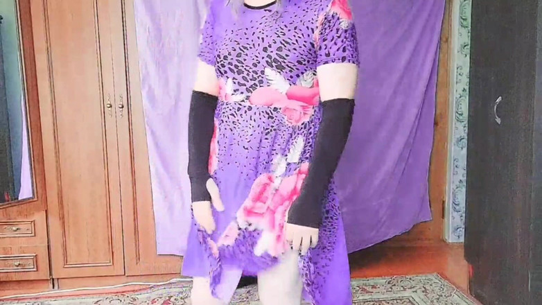 Kitty_Cross: 可爱的变性人美女用丝带绑起头发