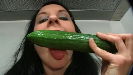Doris Distel: The cucumber in the kitchen