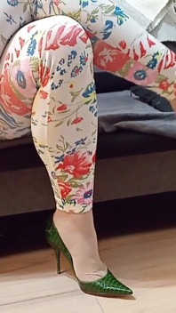 Crossdresser zwisa w seksownej skórze węża spiczastego toe Casadei wysokie obcasy pompki