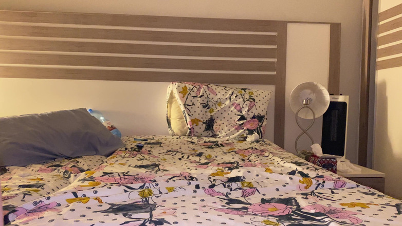 Jollyfuckingoldman: 継娘が彼のペニスとおもちゃを両方の穴に含む