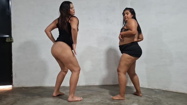 SugarPose: do bari gand vaali laitina larkiyan ek saath kapre utaarti...