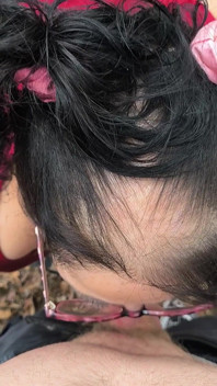 爸爸在树林里露营，公主深喉爸爸的大肥鸡巴吞下他的大量精液