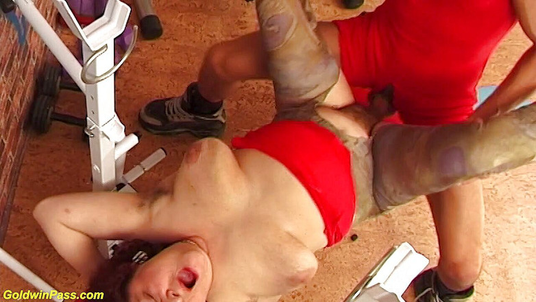 Crazy Old Moms: Şişman nine fitness koçu tarafından sikiliyor