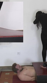 Mistress Dyanna depcze podczas niewolniczych orgazmów! obraz w obrazie