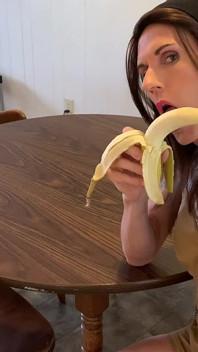 Tgirl Ria Bentley daje głowę banana, a następnie zjada jej spermę