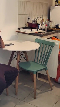 De mini Zinho huurde de loodgietersdienst in; uiteindelijk was het een verrassing, een mooie vrouw verscheen om de dienst te doen
