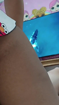 Keli v jejím elmo pyžamu, chce sát ptáka