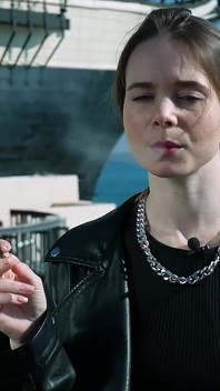 Mladá ruská žena kouří cigaretu na venkovní terase