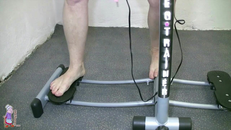 Old Nanny: नग्न कसरत के लिए तैयार