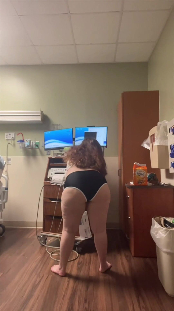 Dirtysecret: Menina Má Em Descanso Na Cama