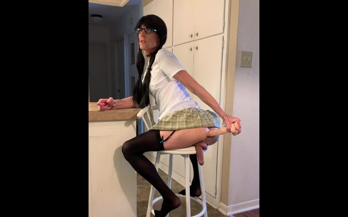 Ria_Bentley: La trans Ria Bentley joue avec son cul et fait...
