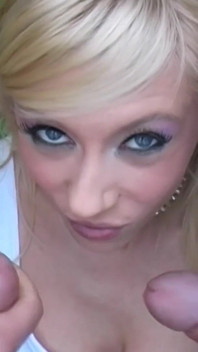 Sevimli sarışın porno yıldızı edepsiz bir domalma macerası denemek istiyor