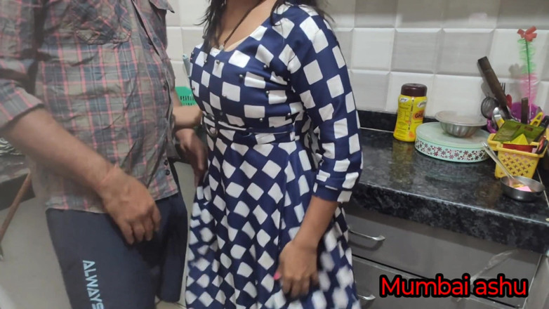 Mumbai Ashu: Desi ragazza stava cucinando in cucina quando la sua amica è...