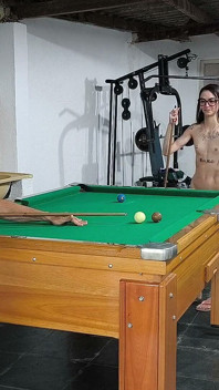 Mettre la fille maigre nue