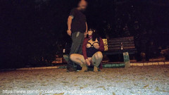 Toilet Mommy: Ecco come si tratta una donna calda troia al guinzaglio...
