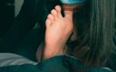 Conicroix: Une fille lèche les pieds moites de son amie après...