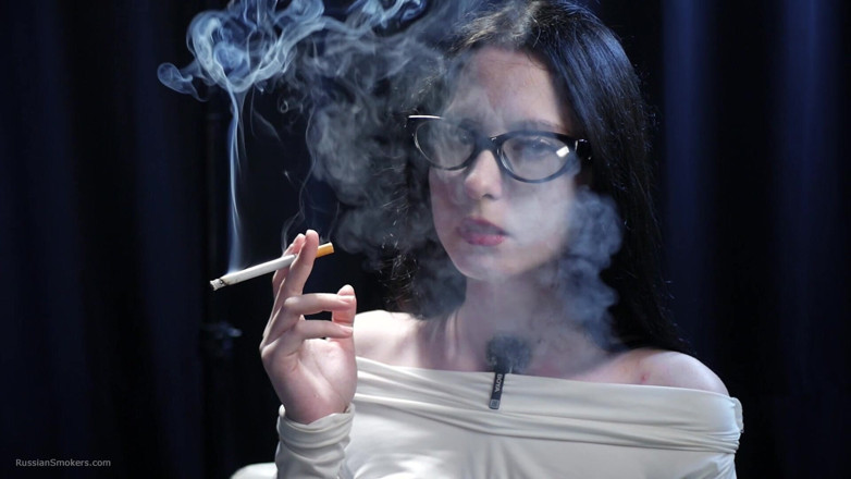 Russian Smokers: Seducción de fumar - intrigante dama en blanco 2 rojas seguidas