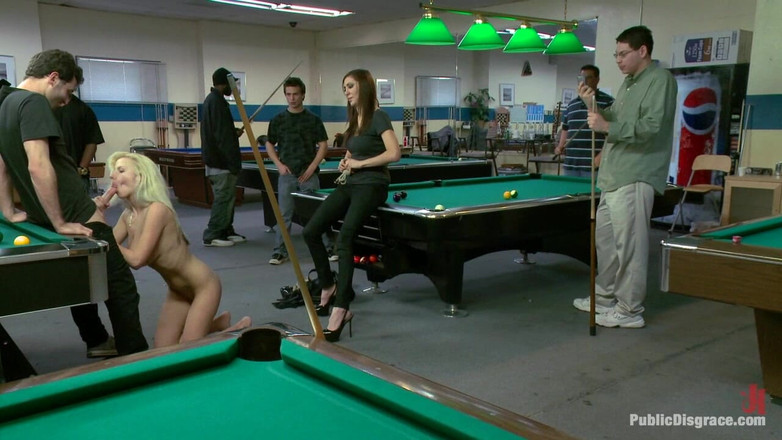 Public Disgrace by Kink: विशाल प्राकृतिक स्तनों वाली 19 वर्षीया को सार्वजनिक रूप से अपमानित और चोदा जाता है