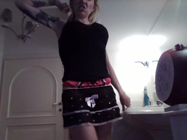 savannahamatoriale: Lingerie seksi dengan dildo di mulut