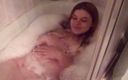 Radical pictures: Симпатичная девушка в ванне в любительском видео