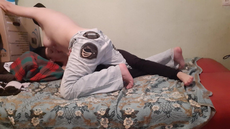 Lesbian-candys: Mientras mi madrastra me frota, lamo sus grandes pezones
