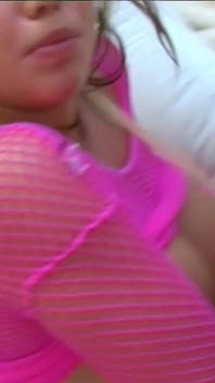 Robin Truelove, bombasse porno blonde en forme, se fait baiser et coquine avec sa grosse bite noire de 9 pouces
