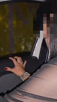Soția obraznică merge la casa swingerilor și suge penisul bărbaților