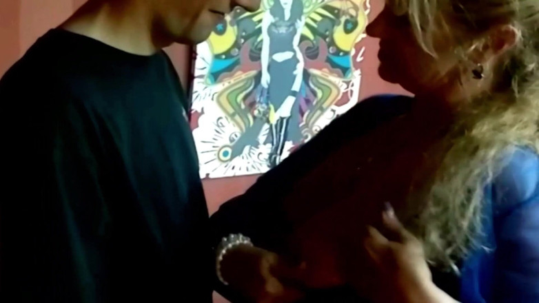 Filles Francaises: Wanita matang blonde dari Perancis dijilat tumitnya