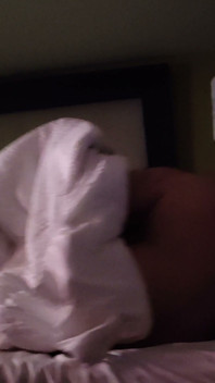 Cuck pov crudo fatto in casa - vera moglie cuckqueana guarda il marito scopare un'altra ragazza dal letto separato